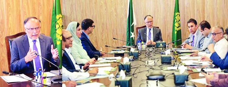برآمدات میں اضافہ ناگزیر‘ قرضوں کے سہارے معاشی استحکام دیرپا نہیں ہوتا: احسن اقبال