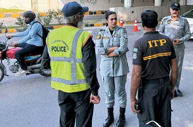 چیف ٹریفک آفیسر کائنات اظہر خان کامختلف پولیس خدمت مراکز اور فیلڈ کا دورہ
