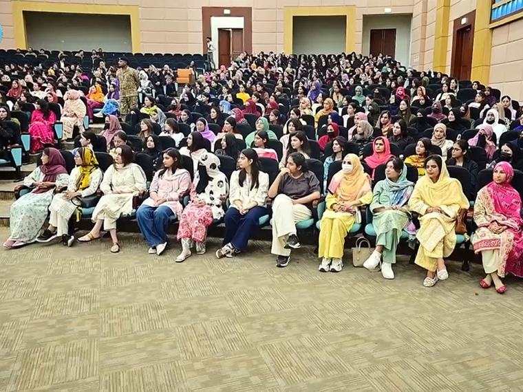آئی ایس پی آر سمر انٹرن شپ پروگرام 2026 کے طلبہ و طالبات کا پی ایم اے کاکول کا مطالعاتی دورہ 00:02:32 -->