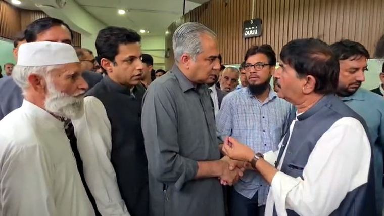 Interior Minister pays surprise visit to CDA Facilitation Center in Islamabad