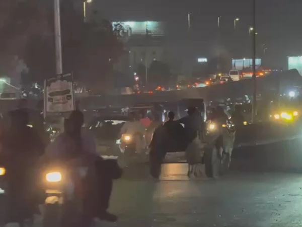 کراچی، سیکیورٹی خدشات کے باعث شہر کی اہم شاہراہوں پر بدترین ٹریفک جام