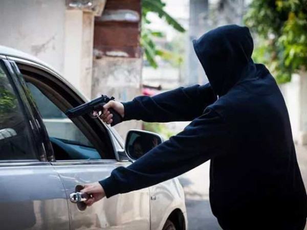 کراچی: یونیورسٹی روڈ سے موٹرسائیکل سوار ڈاکو شہری سے 22 لاکھ روپے چھین کر فرار