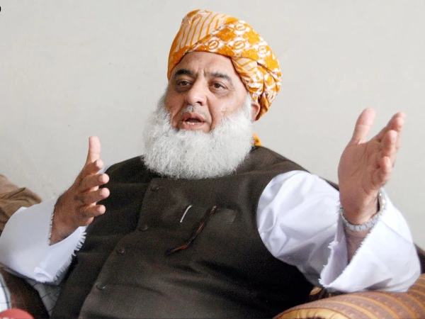 آئین کا مذاق بنایا جا رہا ہے، نئے صوبے بنانے کا حکومتی فیصلہ غلط ہے، مولانا فضل الرحمان