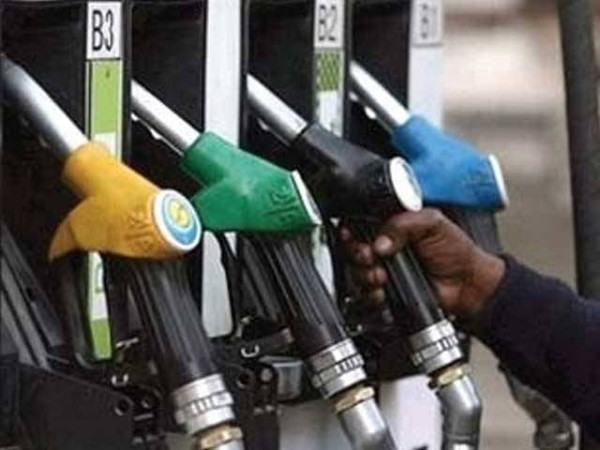 حکومت نے پیٹرول کی قیمت میں کمی کردی