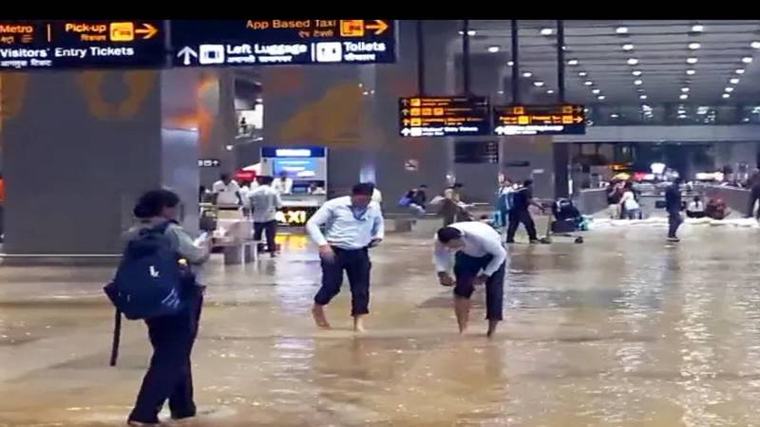 دہلی میں طوفانی بارش سے ایئرپورٹ واٹر پارک بن گیا، پروازیں متاثر