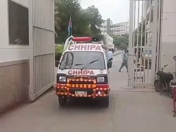 کراچی؛ ڈیفنس میں تیز رفتار کار کی موٹر سائیکل کو ٹکر، میں اہلیہ جاں بحق، شوہر اور بیٹا زخمی